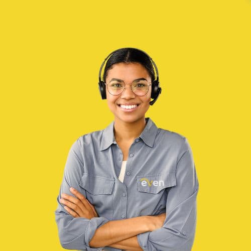 Atendente Even com headset, suporte humano